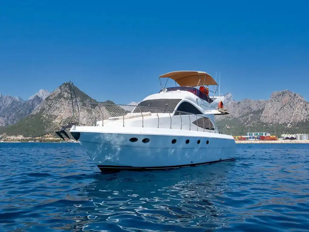 L ESTATE YACHT